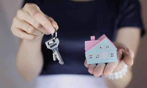 Cresce il numero di persone sole e il mercato immobiliare si adatta: i tagli più piccoli e gli affitti diventano protagonisti delle scelte abitative lignius, case in legno, case prefabbricate in legno, mercato immobiliare, affitti, comprare casa, single
