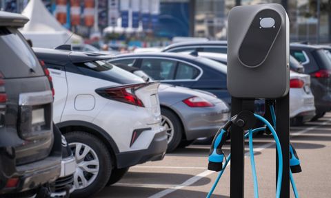 Vediamo come le colonnine di ricarica stanno influendo sul mercato immobiliare italiano e perché la loro vicinanza può incidere sulla scelta di casa lignius, case in legno, case prefabbricate in legno, mercato immobiliare, colonnine di ricarica