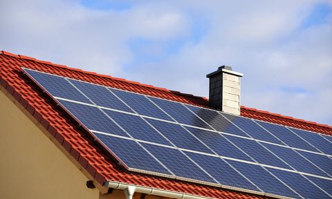 Per l’installazione di un impianto fotovoltaico è previsto un bonus fiscale. Ma questa agevolazione vale anche per i sistemi di accumulo integrati? lignius, case in legno, case prefabbricate in legno, fotovoltaico, sistemi di accumulo, detrazioni fiscali