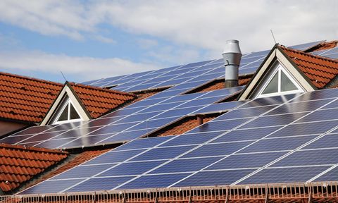 Cosa frena le energie rinnovabili in Italia, rallentando gli obiettivi al 2030 e la crescita di un settore energetico sostenibile? Andiamo a scoprirlo lignius, case in legno, case prefabbricate in legno, energie rinnovabili, ostacoli, legambiente